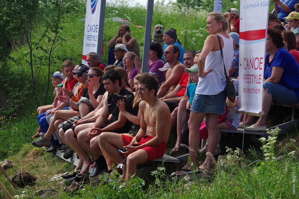 Зрители на трибунах в Тивдии смотрят соревнования по фристайл каякингу на бурной воде