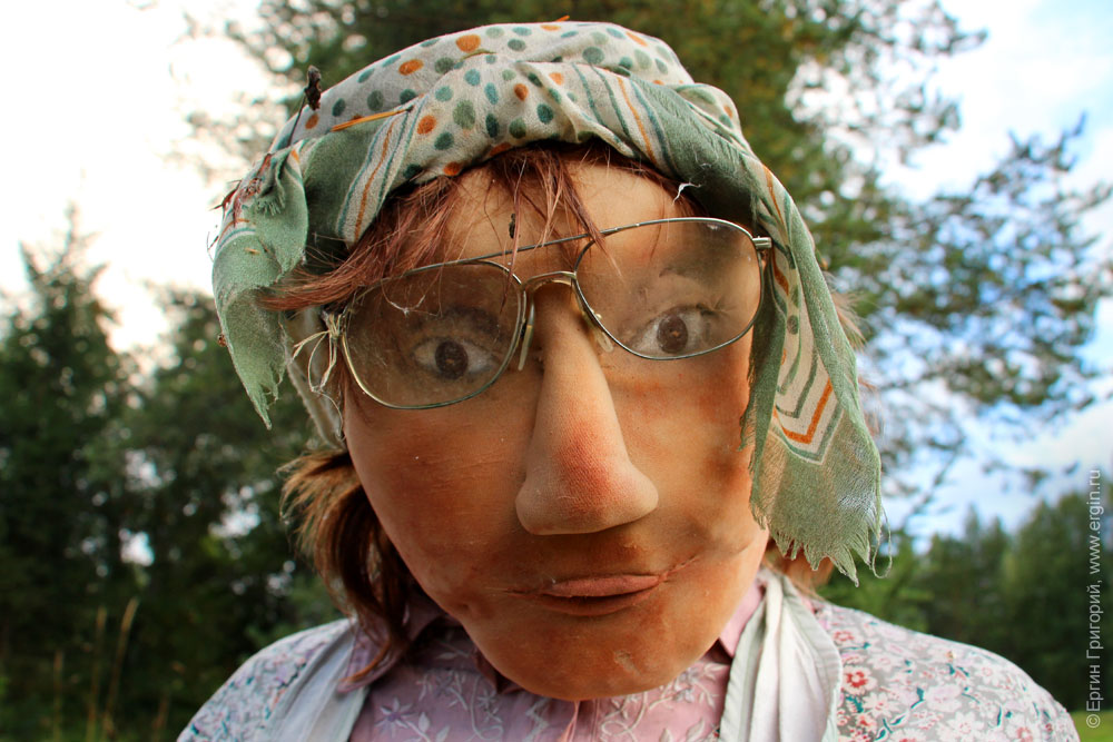 Лицо женщины в очках статуя