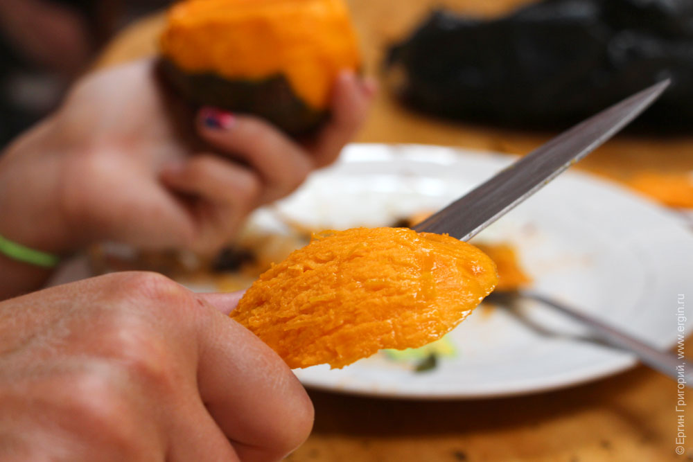Сочное оранжевое манго кусочек на ноже Уганда
