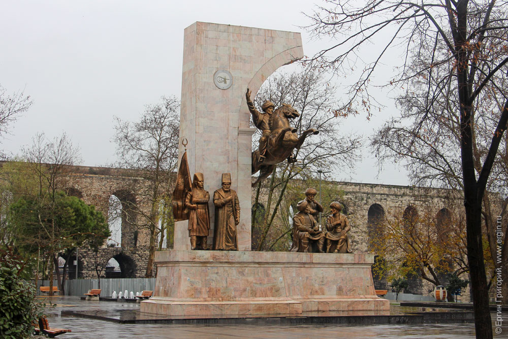 Памятник со всадником Стамбул