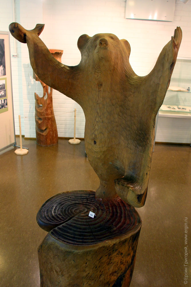 Статуя медведя из дерева в музее Pielisen