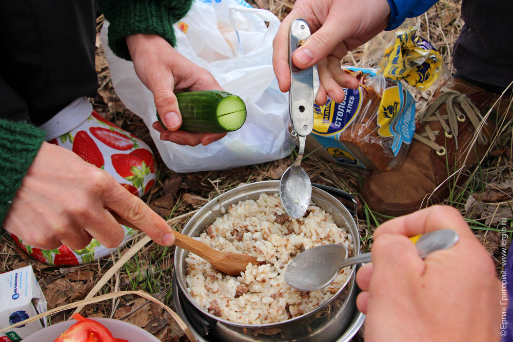 Еда в дороге рис с тушенкой