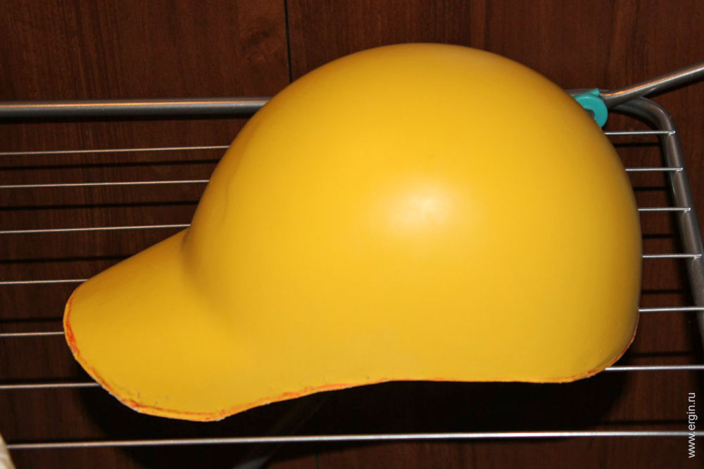 Желтый шлем каякера