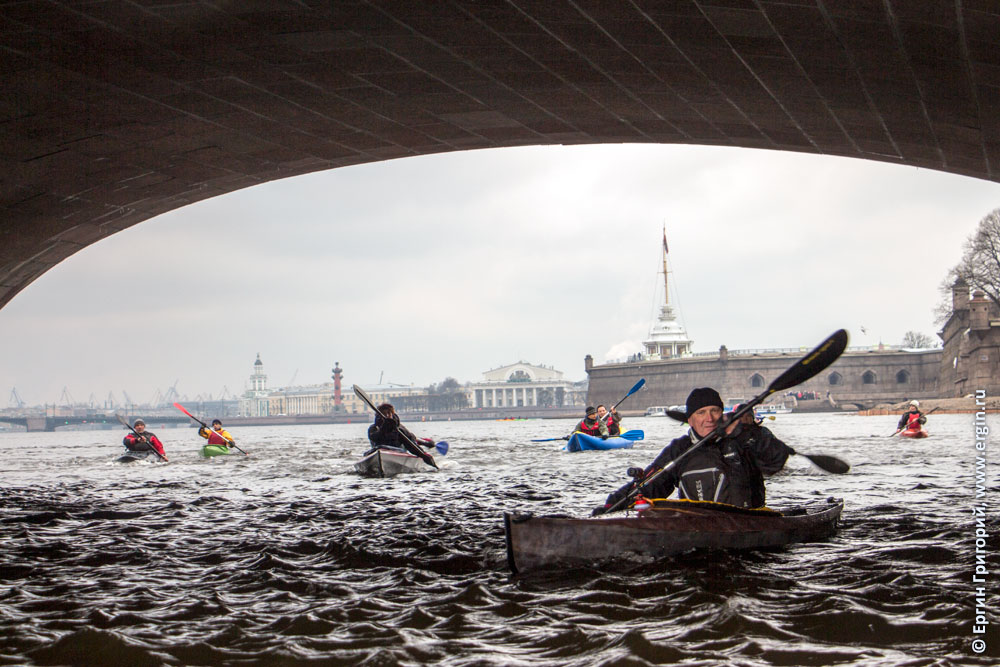 Сиякер на сияке под мостом Санкт-Петербург
