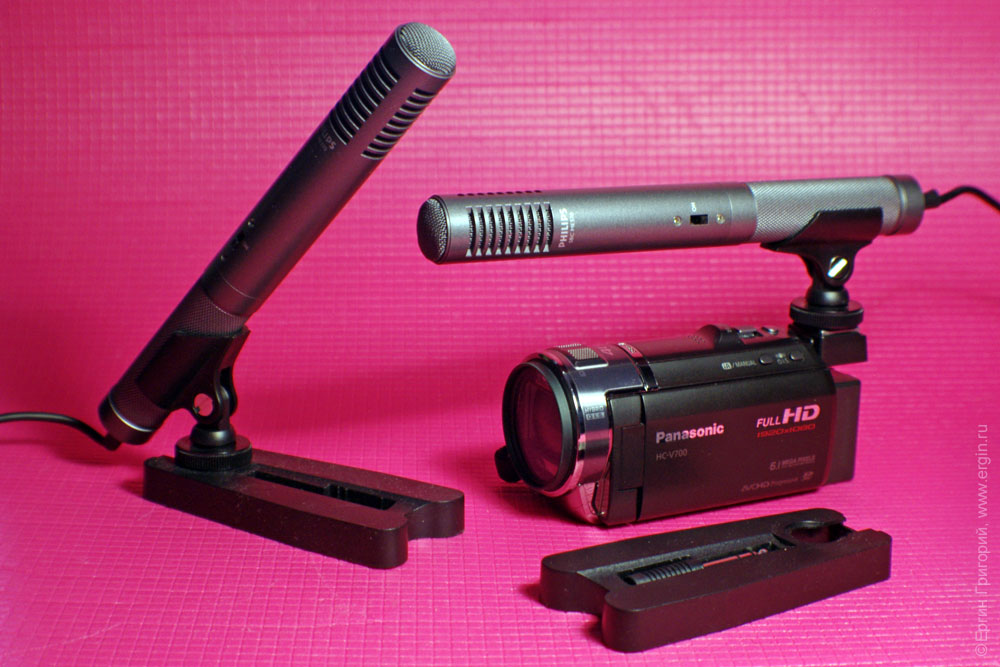 микрофон Philips SBC ME570 на подставке и на видеокамере Panasonic HC-V700