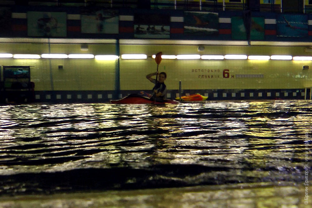 Черкизовский бассейн каякеры освещение темная вода