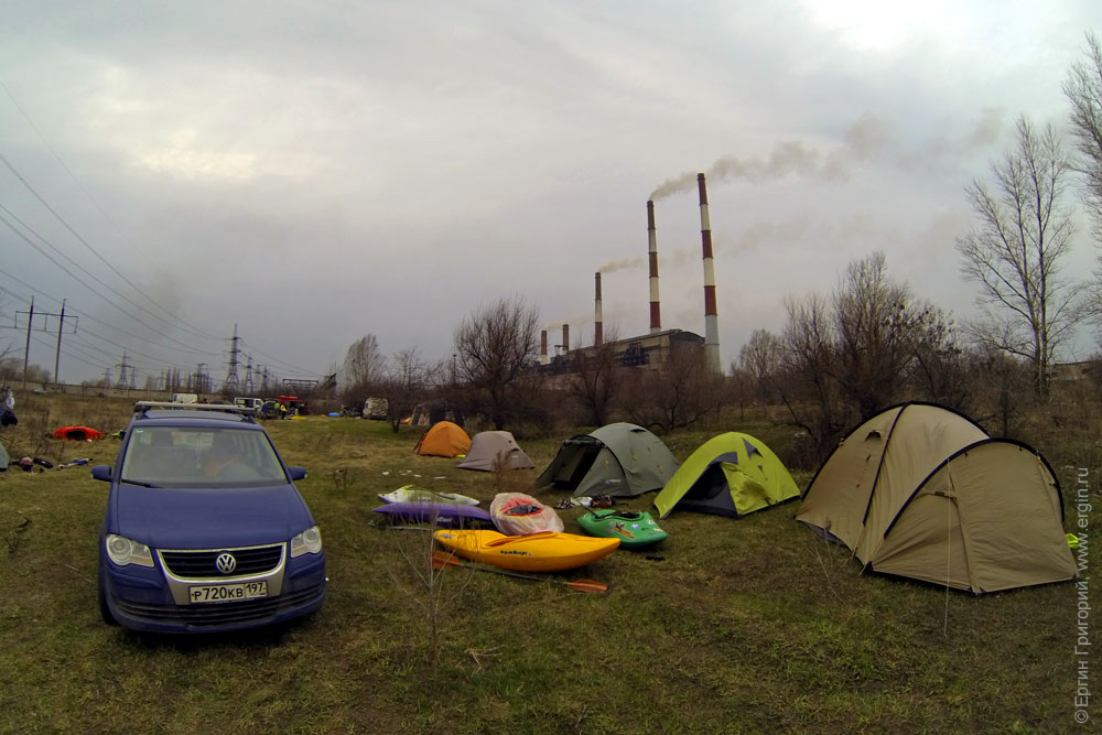 Комсомольский, Змиевский район, каякеры и палатки возле Змиевской ТЭС