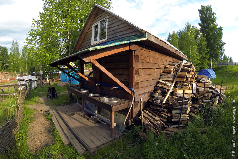 Домик с умывальниками на канале в Окуловке