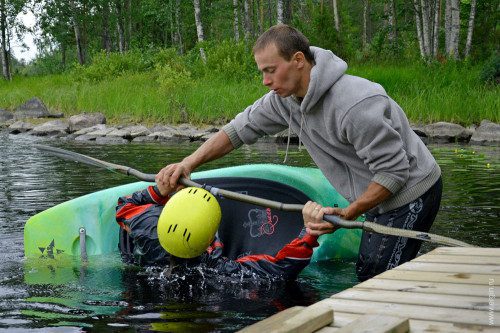Обучаю эскимосскому перевороту на каяке летом Лиекса Нейтикоски