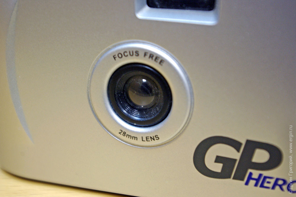 Объектив пленочного фотоаппарата GoPro в герметичном боксе