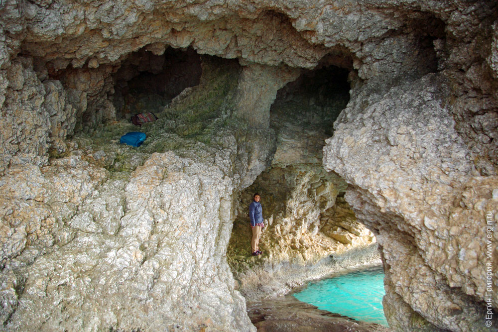 Пещера в Айя-Напа, в скалах у моря