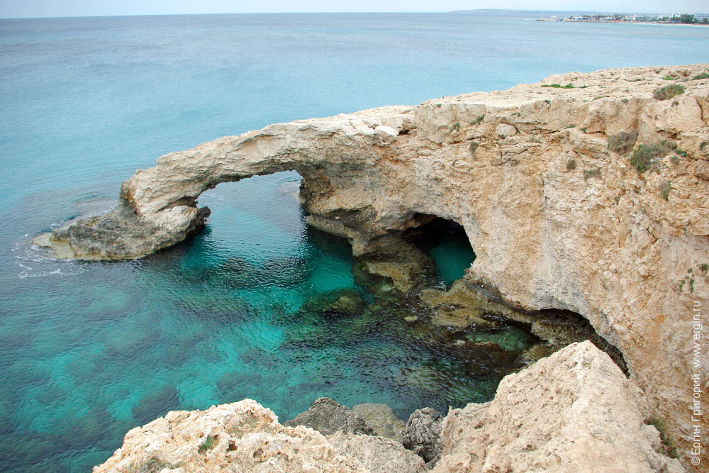 Айя-Напа - скала у моря с пещерой гротом