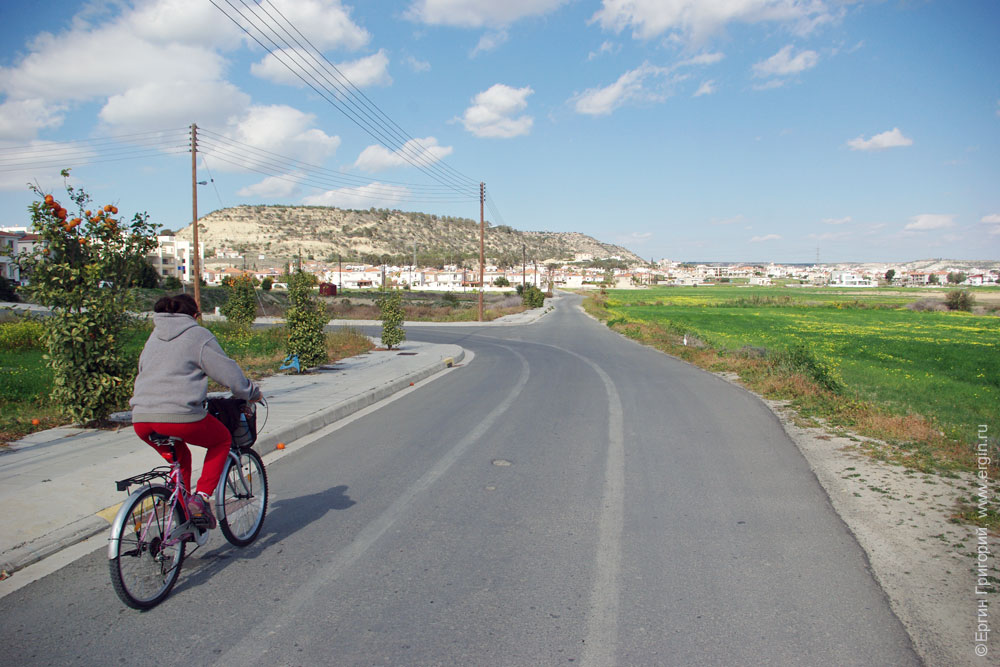 Путь к холмам на Кипре по дороге на велосипеде