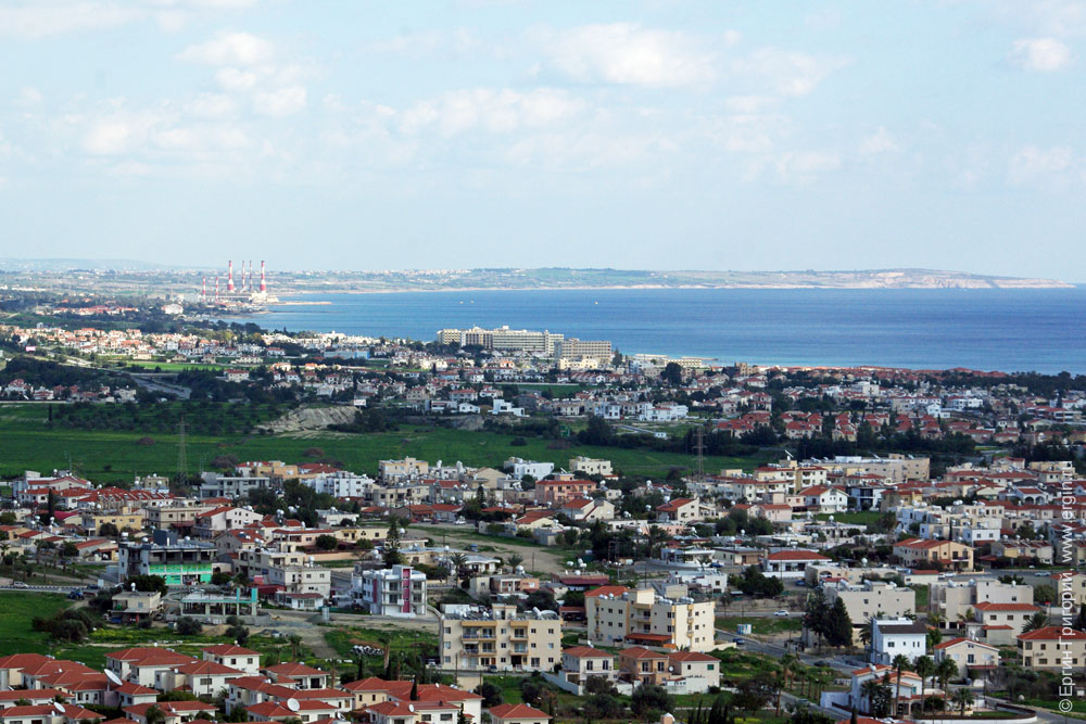 Вид с холма недалеко от Ларнаки на Средиземное море