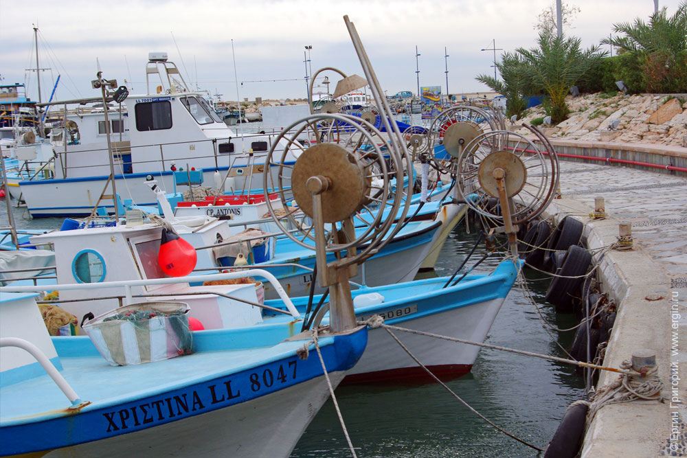 Айя-Напа катера с барабанами колесами для вынимания рыбацких сетей