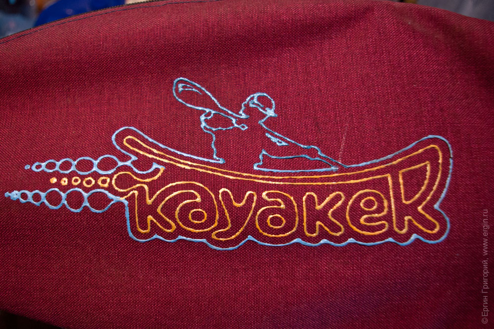 Каякер оригинальный рисунок акриловым контуром по ткани на чехле для весла
