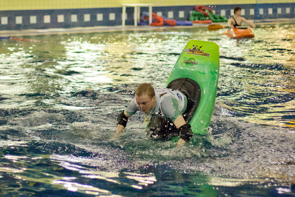 Андрей Евдокимов носовая свечка на родео каяке в бассейне соревнования