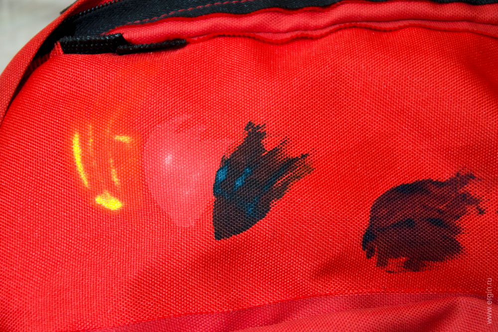 Краска по ткани  darwi tex на красном фоне после высыхания