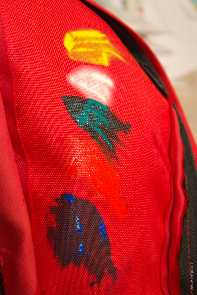 Краска по ткани  darwi tex на красном фоне