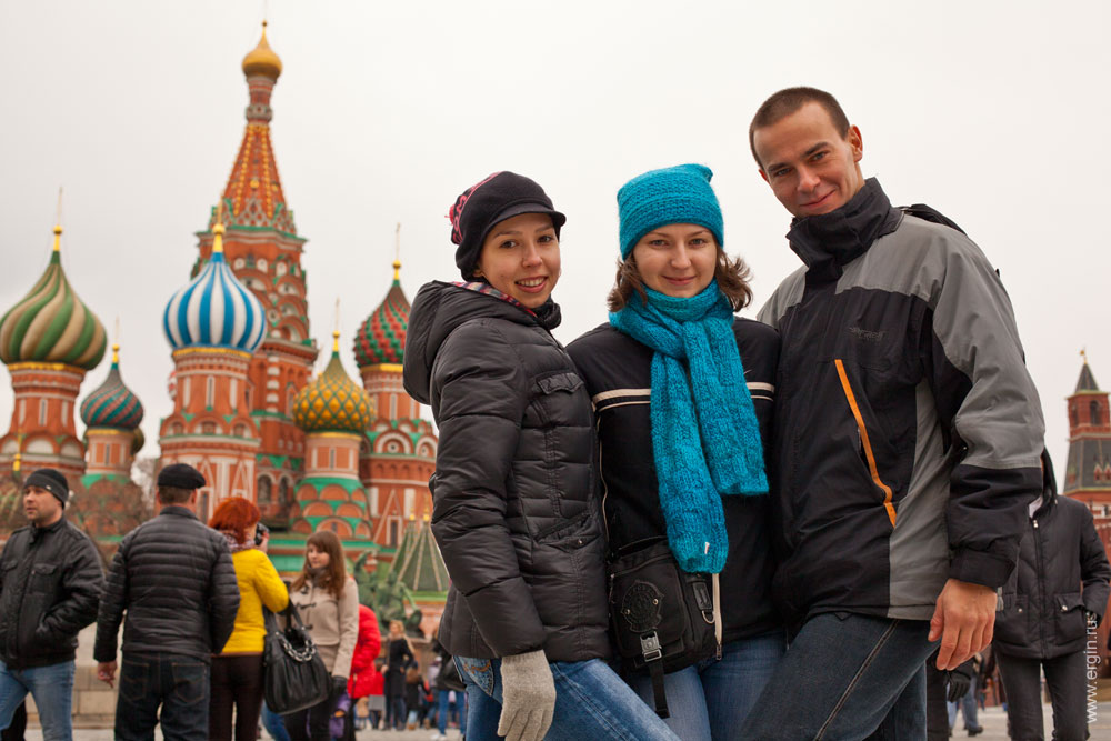 На Красной площади на фоне собора Василия Блаженного