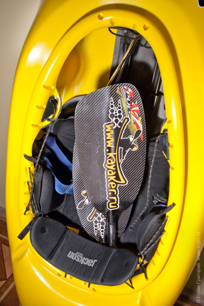 Разобранное весло Select в очке каяка JacksonKayak RockStar 2014