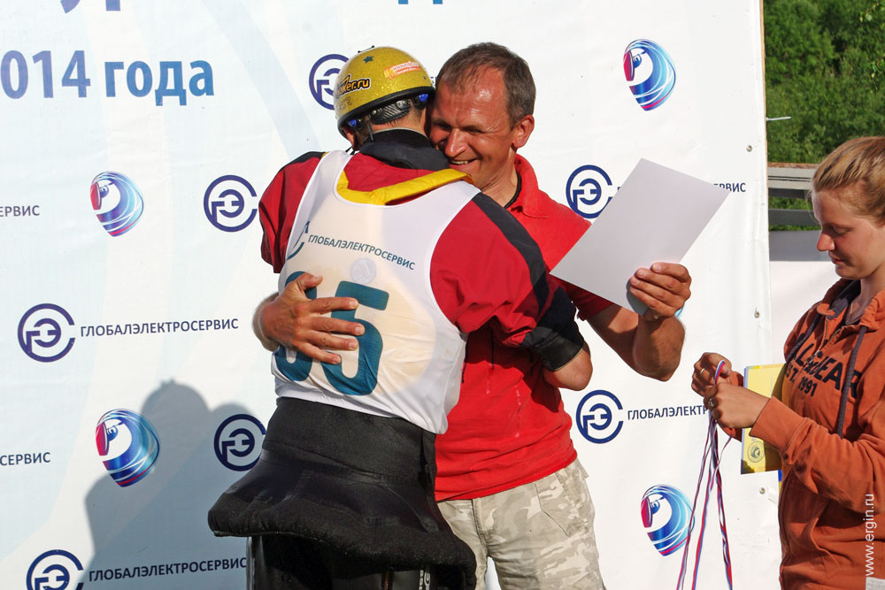 Президент федерации фристайла на бурной воде Андрей Курносов поздравляет победителей чемпионата России 2014