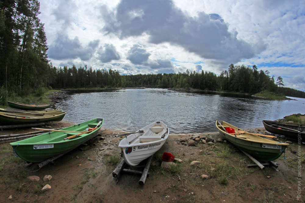 Лодки на берегу озера у кемпинга Нейтикоски возле Лиексы