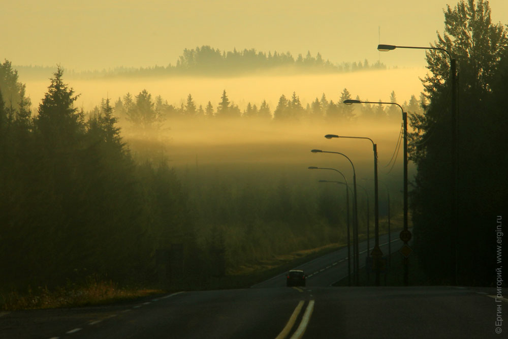 Лучи солнца сквозь туман на дороге в Лиексу
