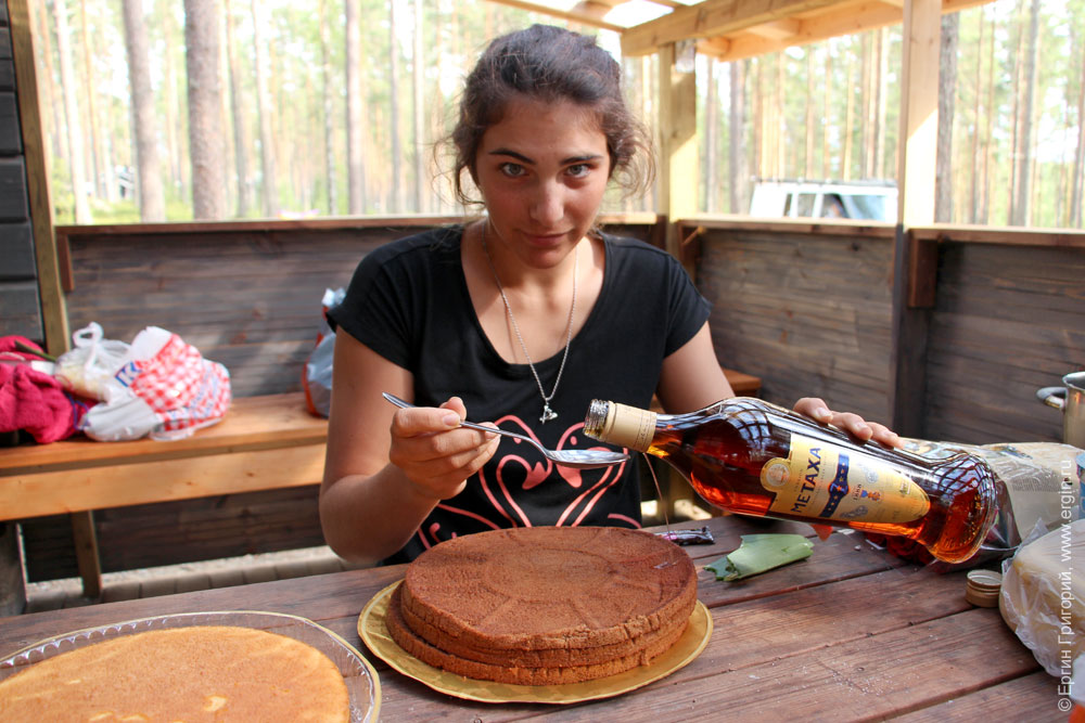 Вероника Москалева пропитывает коржи торта Метаксой