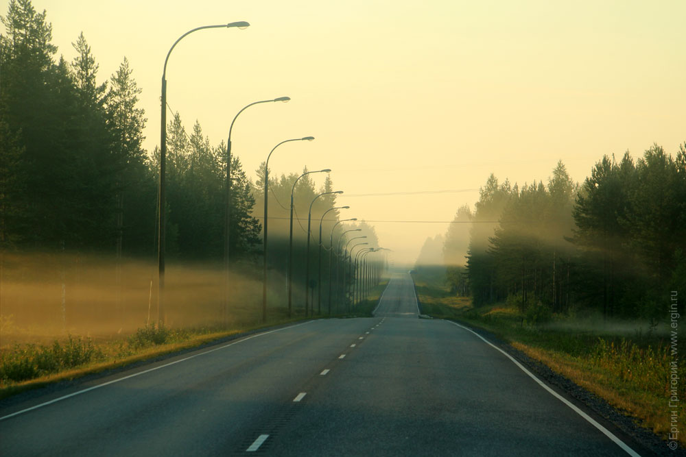 Подсвеченный рассветным солнцем туман по дороге в Лиексу