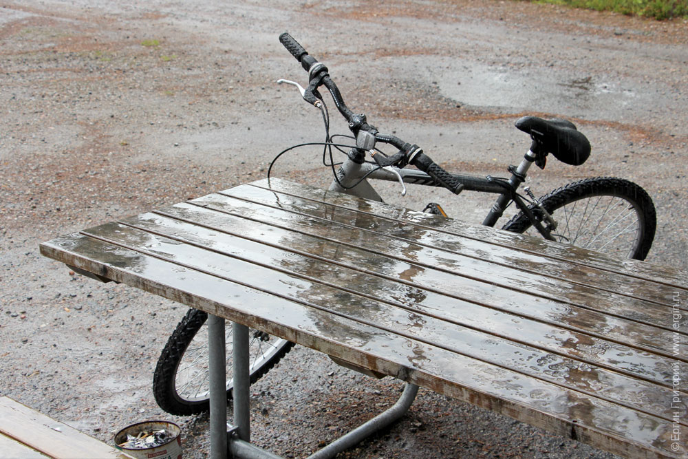 Велосипед под дождем в кемпинге Нейтикоски
