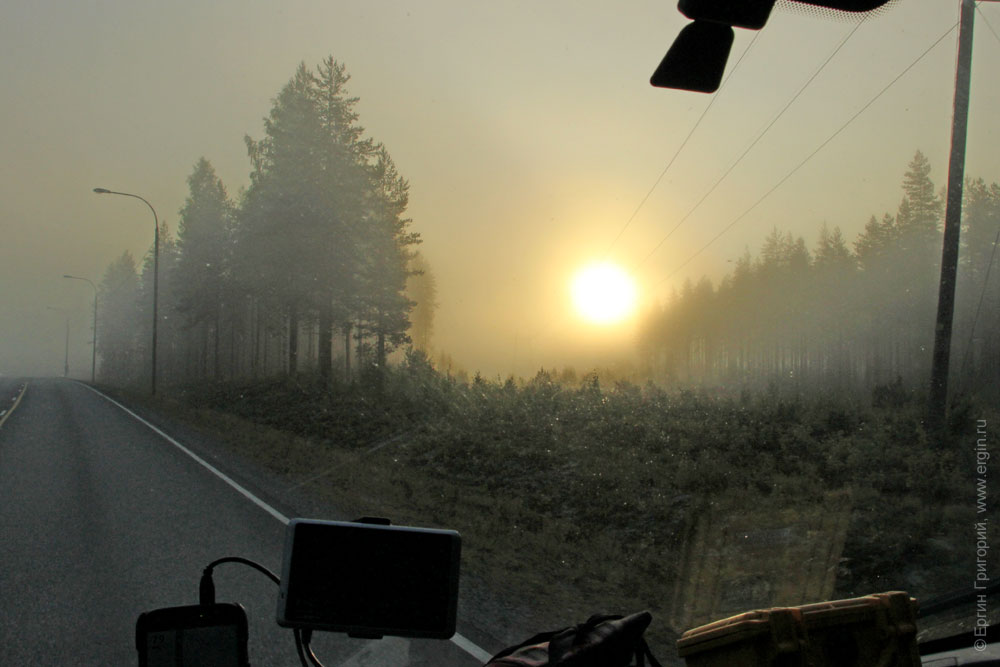 Туманный рассвет по пути в Лиексу солнце в тумане