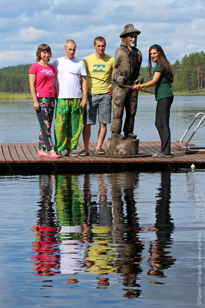Отражение в воде со статуей финского рыбака Лиекса