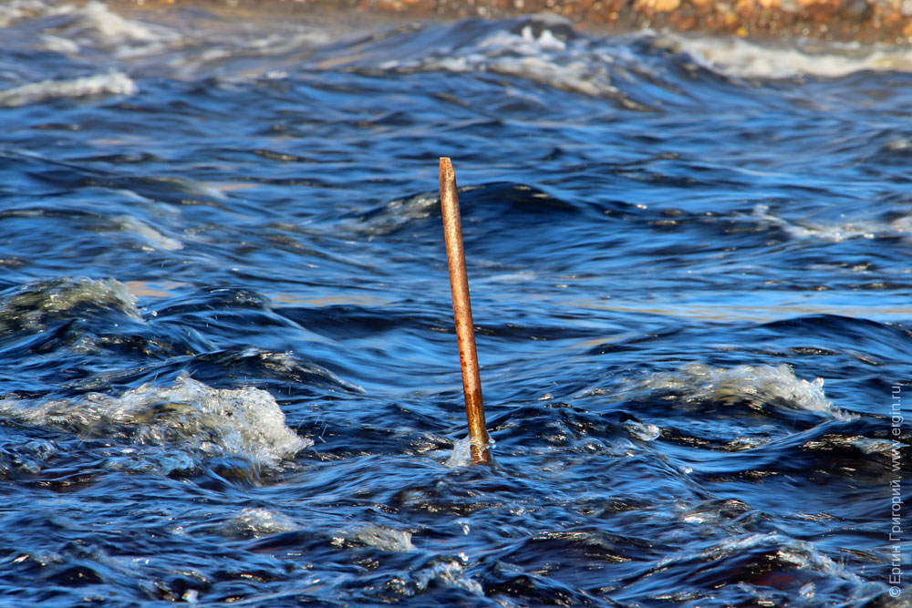 Железный лом воткнут в дно реки Тивдийка