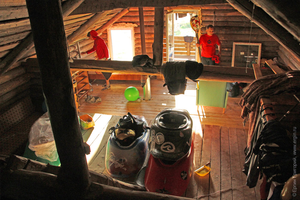 Каякеры живут на чердаке в доме в деревне Тивдия