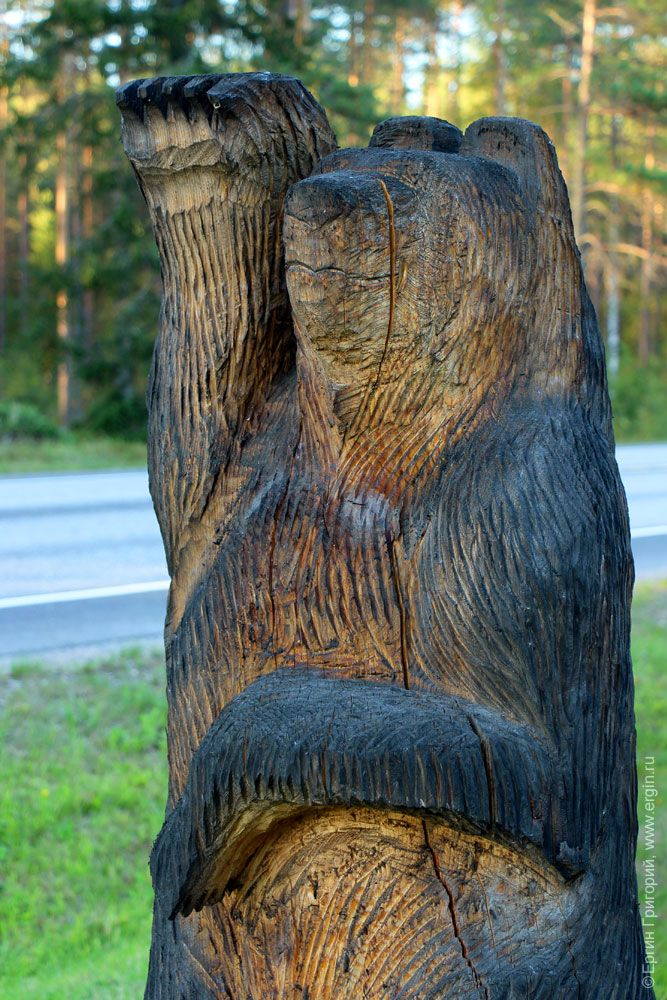 Статуя медведя прощается по дороге в Лиексу