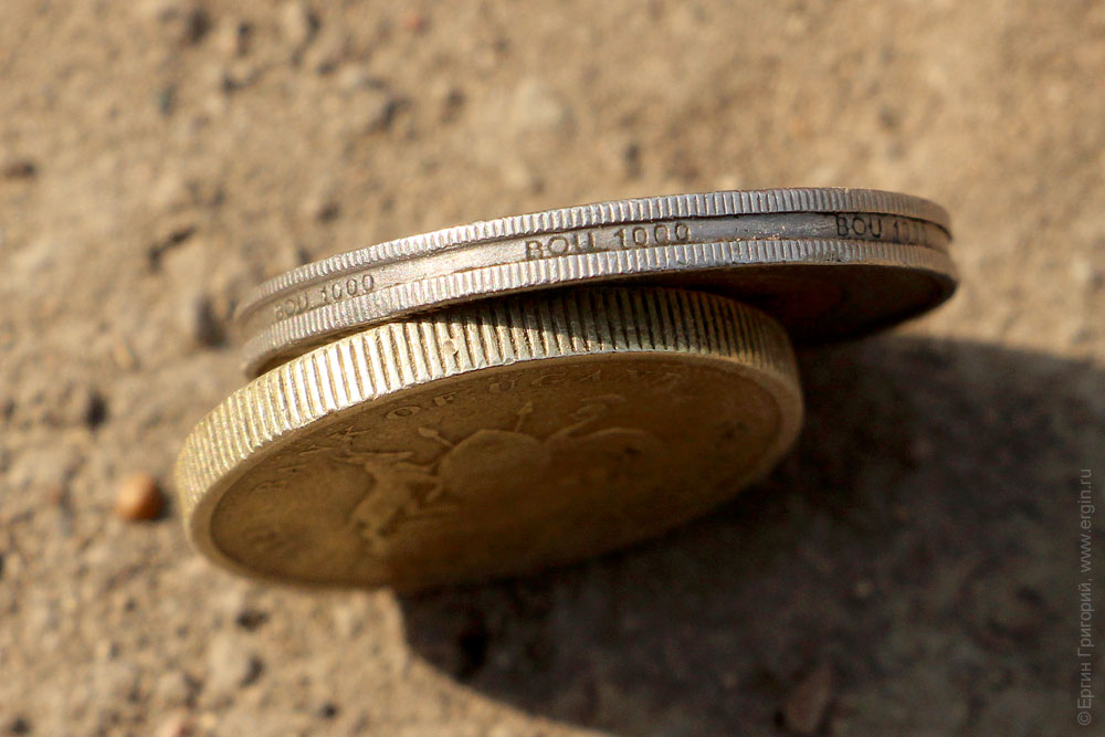 Ребро монет в 500 и 1000 шиллингов Уганда деньги