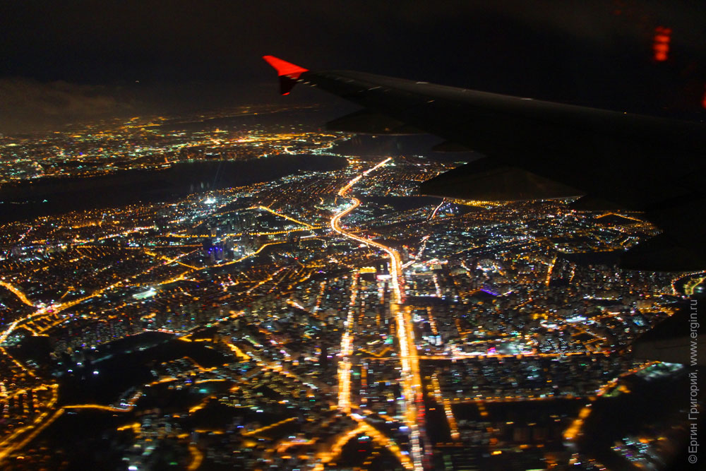 Ночной Istanbul Стамбул под крылом самолета