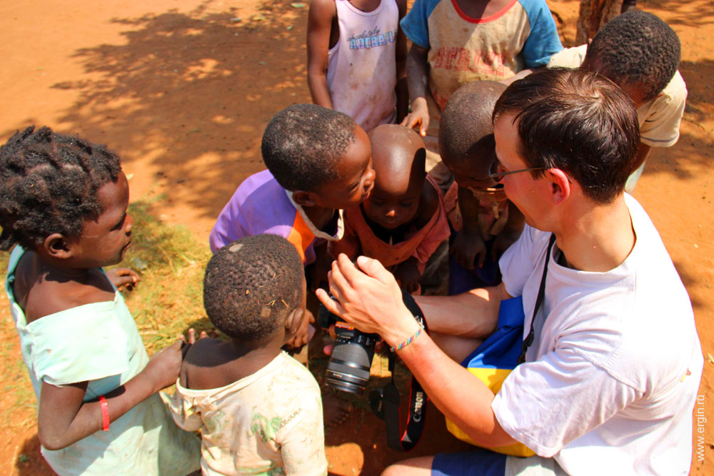 Дети африканцы в Уганде смотрят фото