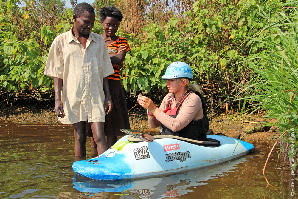 Местные жители дарят птицу каякеру Уганда