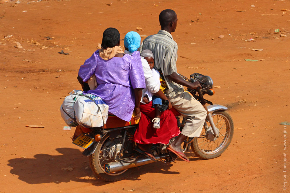 Женская посадка на мотоцикле Уганда