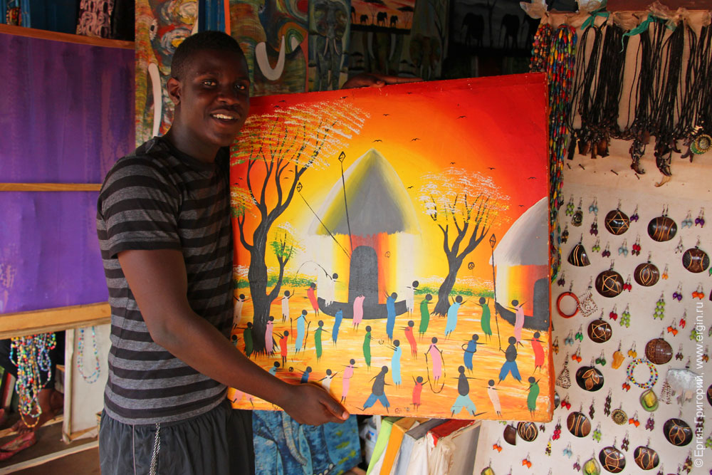 Угандийский художник продает картины в Джинджа