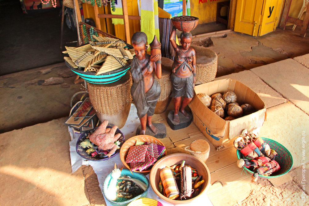 Покупка сувениров в Уганде Джинджа