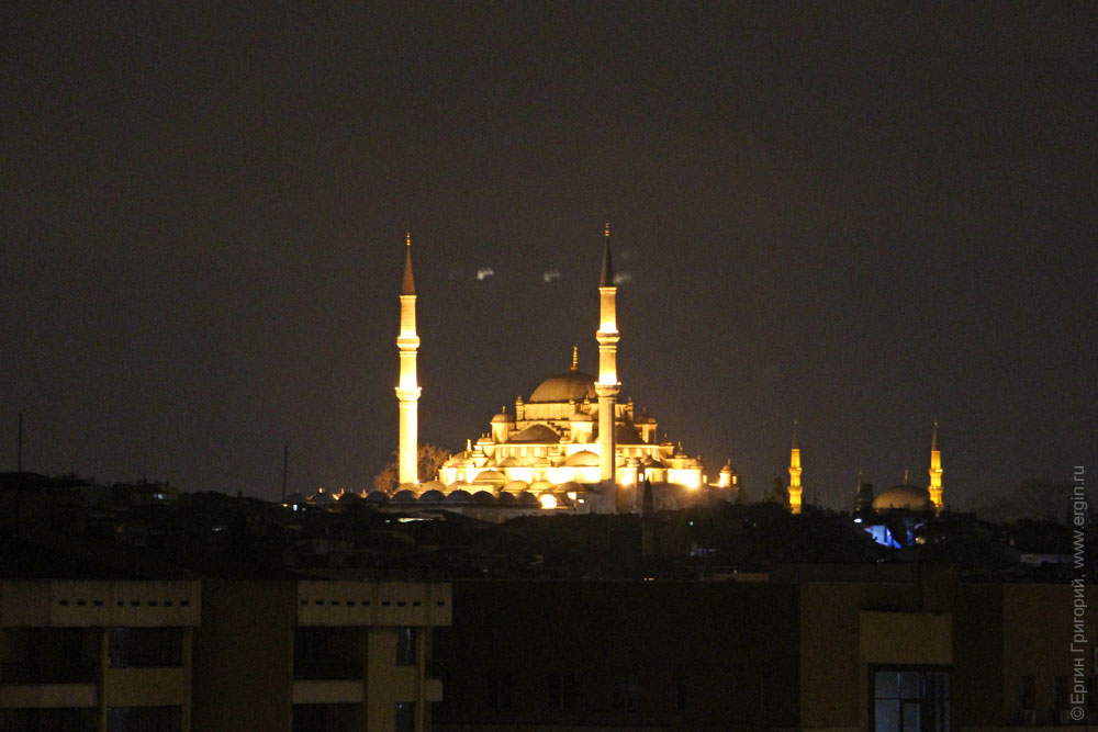 Вид из окна отелея на мечеть