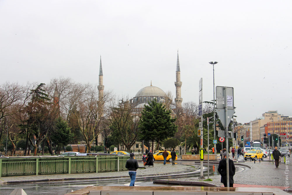 Мечеть и улица Стамбула