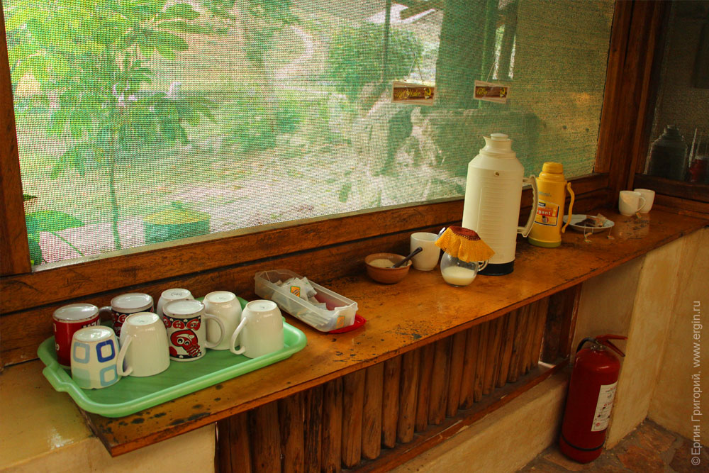 Чай кофе в термосе молоко завтрак в кемпинге Хейри Лемон