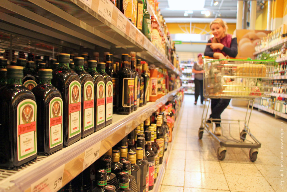 Алкогольный отдел супермаркета Globus  в Платтлинге