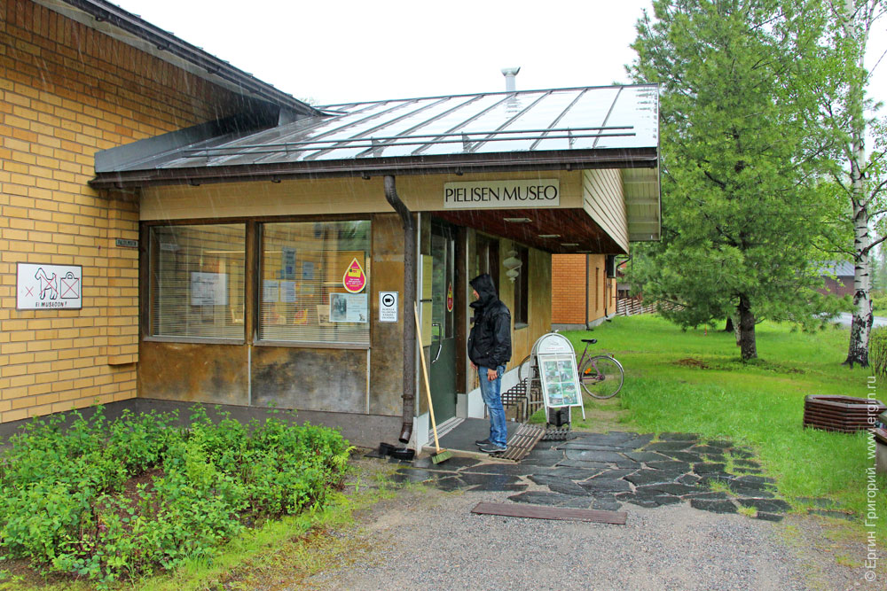 Вход в музей деревянного зодчества Pielisen Museo в Лиексе