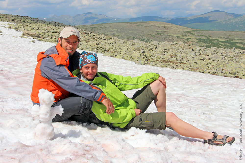 Влюбленная пара на снегу ледника на Алтае