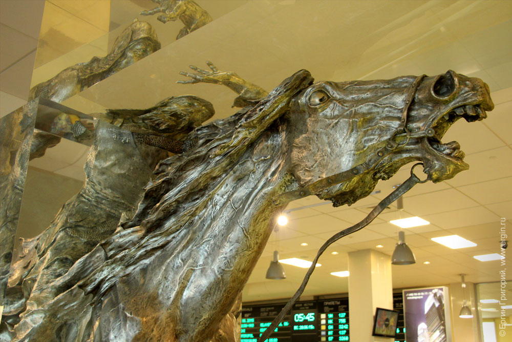 Безумная скульпутра в аэропорту Толмачево